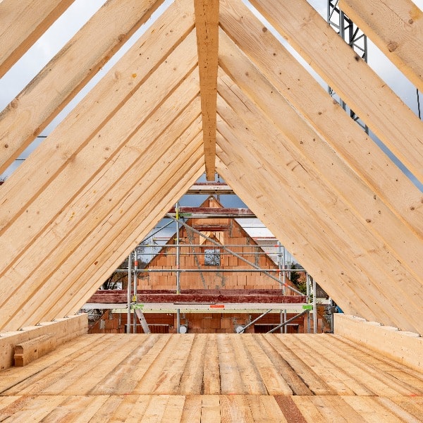 Dachstuhl auf einem Rohbau von einem Einfamilienhaus